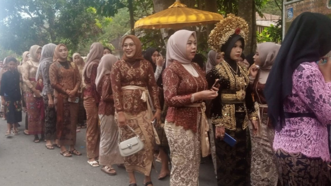 Iringan Kecimol semarakkan pengantin dalam prosesi Nyongkolan
