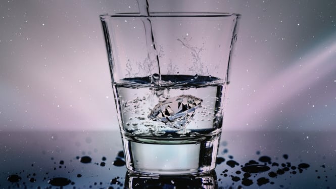 Air putih minuman rendah kalori yang cocok kamu konsumsi saat diet