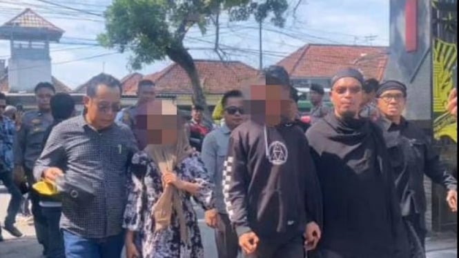 Pasangan pengantin anak (tengah) didampingi kuasa hukum
