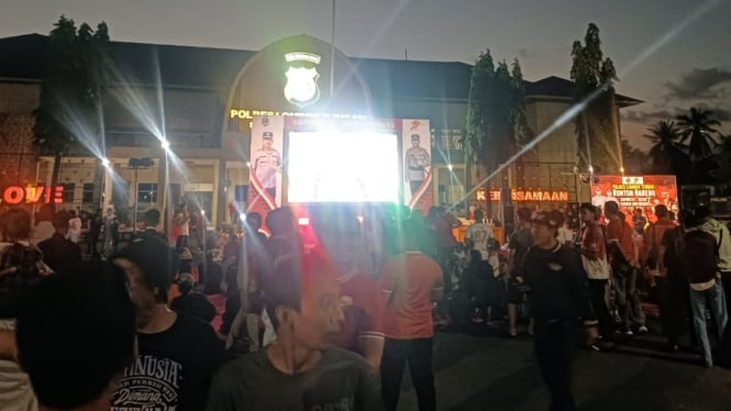 Nobar kualifikasi Piala Dunia 2026 di lapangan Apel Mapolres
