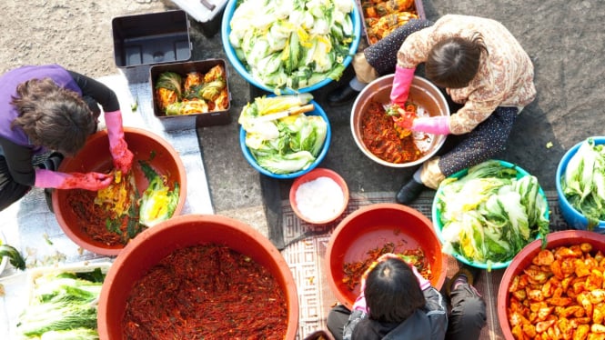 pembuatan kimchi sebelum musim dingin tiba
