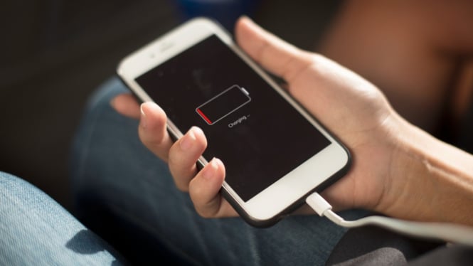 Handphone diisi daya saat lowbat