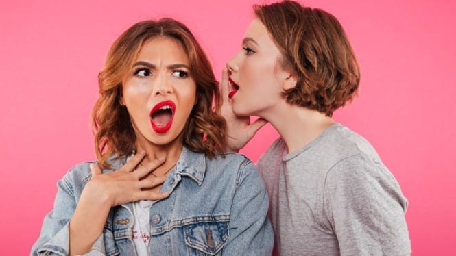 Dua Wanita yang terlihat asik bergosip