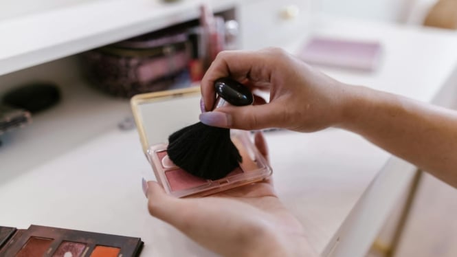 Kuas make up yang bersih bantu kulit terhindar dari jerawat.