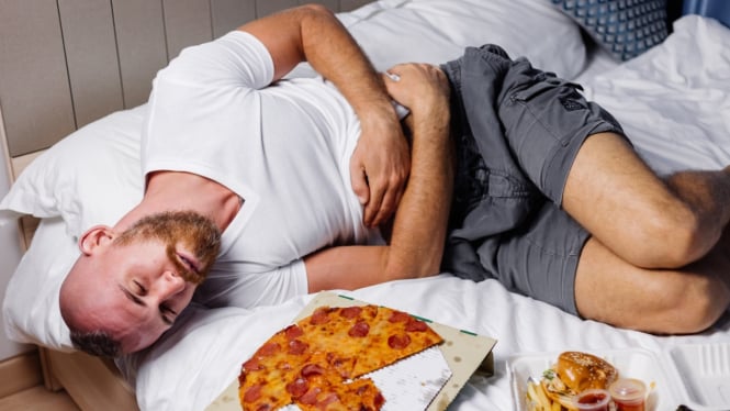 Seorang pria yang tertidur setelah makan