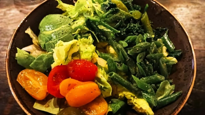 Salad segar, sehat, dan berwarna untuk hidup seimbang
