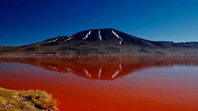 Cantik mematikan danau merah menyala