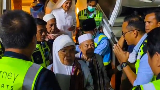 Para jamaah haji ketika turun dari pesawat