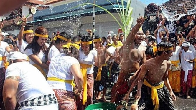 Ritual air yang menyatukan warga dalam sukacita