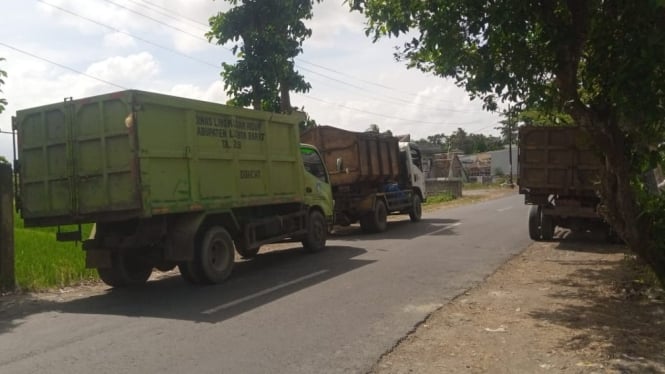 Dump truck bermuatan sampah tetap menuju TPA Kebon Kongok