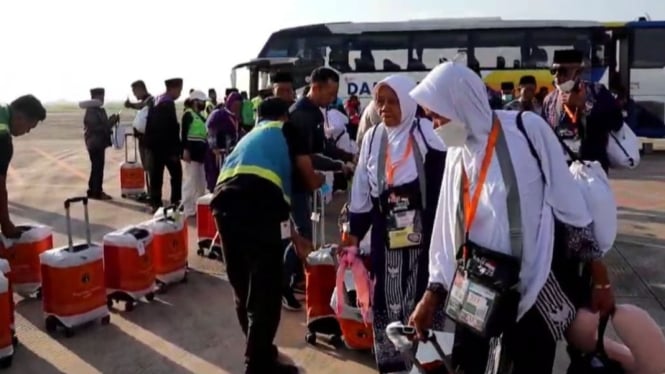 Calon jamaah haji saat proses keberangkatan di Bandara Lombok