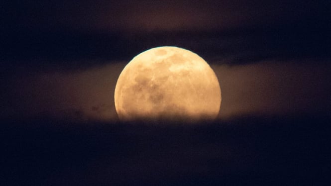 Langit malam dipeluk cahaya Strawberry Moon