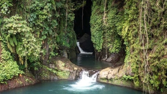 “Kolam alami biru di Blue Lagoon Sambangan Utara”