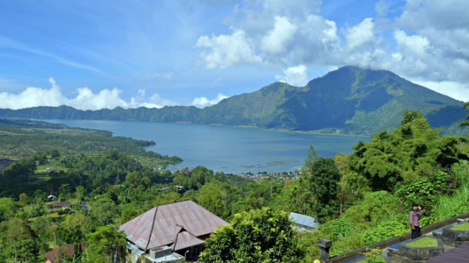 Panorama Danau Batur dengan desa di sekelilingnya