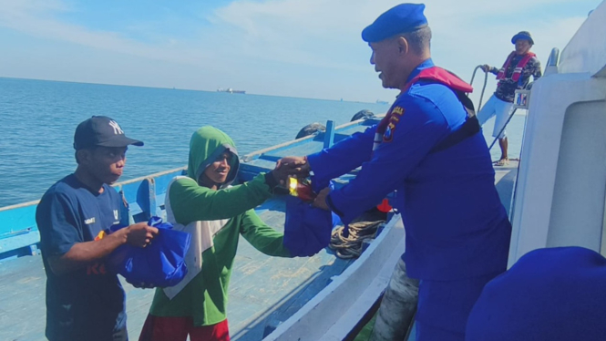 Personil Satpolairud berikan life jaket pada nelayan