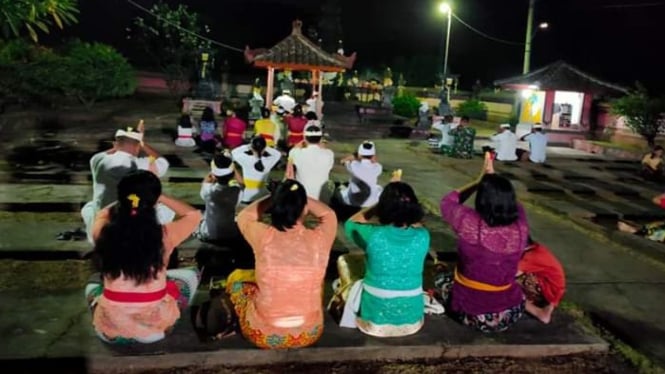 Suasana saat Ibadah Purnama Sadha