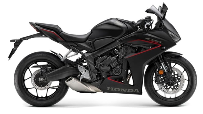 Honda CBR dengan warna hitam yang menawan