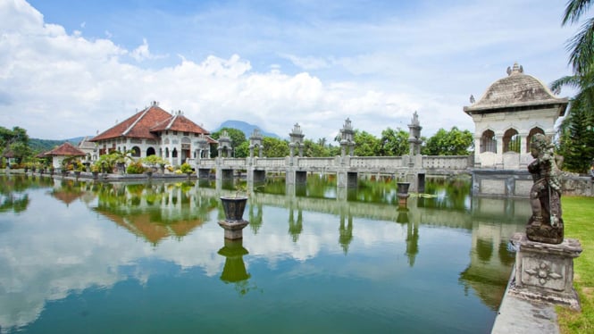Pemandangan yang Menawan di Taman Ujung Bali