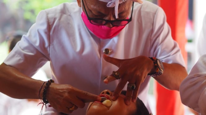 Upacara Pemotongan Gigi Metatah Bali
