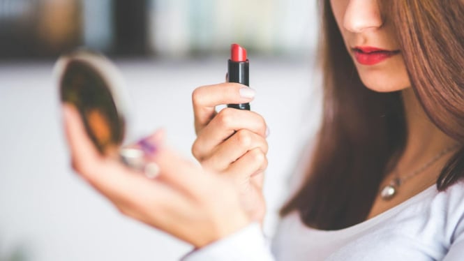 Biar makin cantik, pilih lipstik yang cocok sama warna kulit kamu.