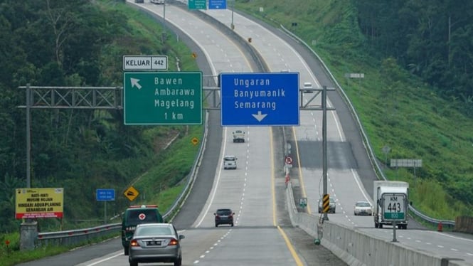 Warna markah berbeda mencegah pengguna jalan tol tidak salah arah.
