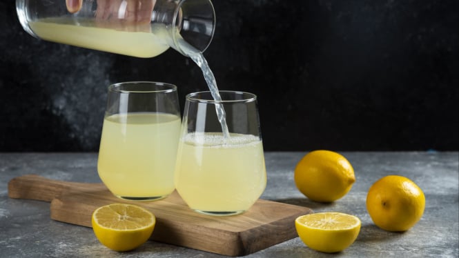 Benarkah minum air lemon bisa bikin langsing?