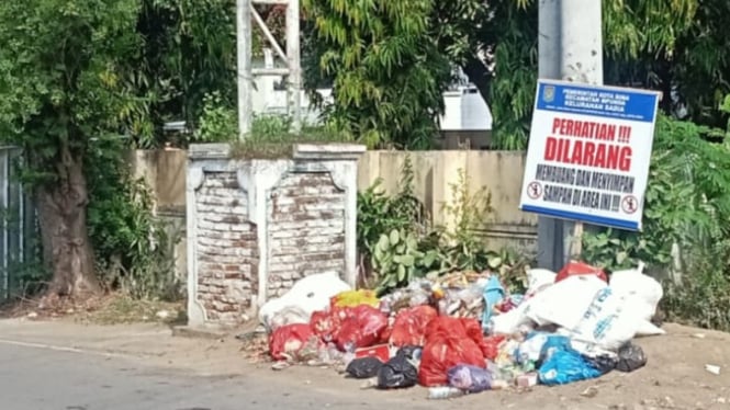 Tumpukan sampah di pinggir jalan di Kelurahan Sadia Kota Bima.