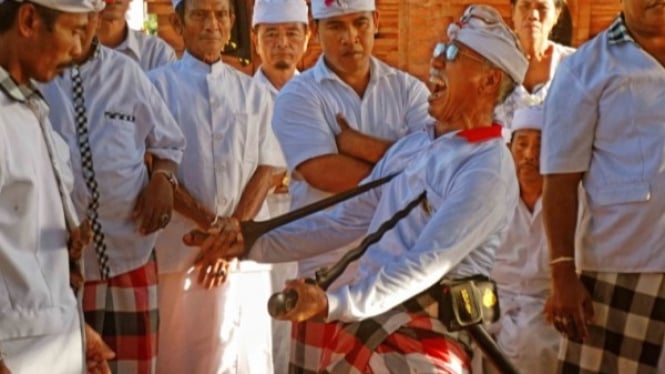Tradisi Ngurek Sebagai Tradisi Ektrem di Bali