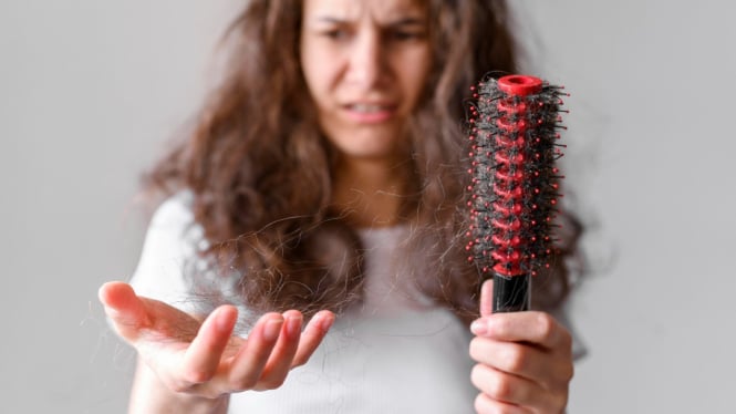 Kekhawatir perempuan melihat rambut rontok