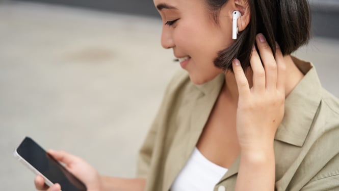 Bahaya Mendengarkan Earphone Terlalu Lama