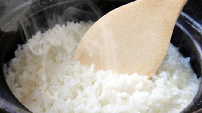 Nasi putih menjadi makanan pokok masyarakat Indonesia