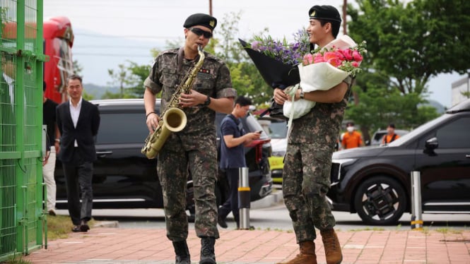 V dan RM setelah selesai wajib militer