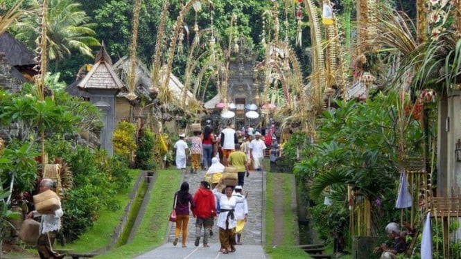 aktifitas wisata dan kehidupan warga di desa Penglipuran