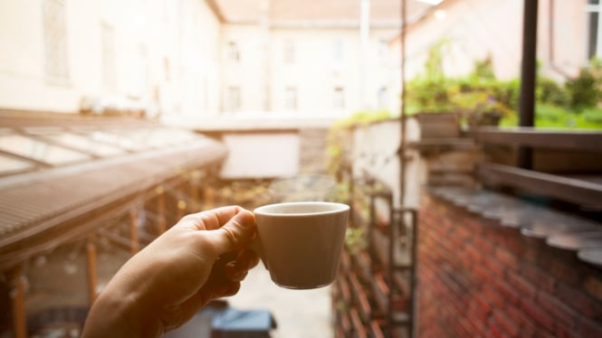 Secangkir kopi hangat di pagi hari
