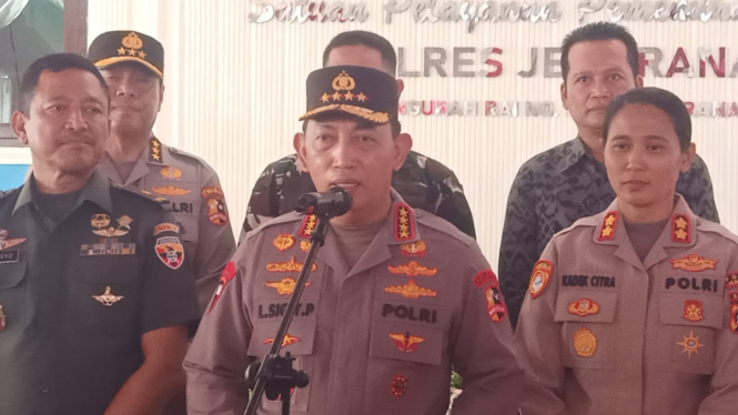 Kapolri Jendral Pol. Listyo Sigit Prabowo (tengah)