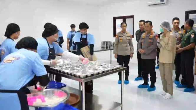 Kapolri Jendral Pol. Listyo Sigit Prabowo tinjau SPPG Polres Jembrana