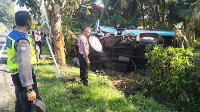 Sebuah Bus Mini diduga mengalami kecelakaan tunggal