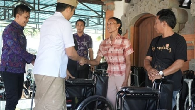 Bupati dan Wakil Bupati Jembrana Menyerahkan 40 alat bantu disabilitas