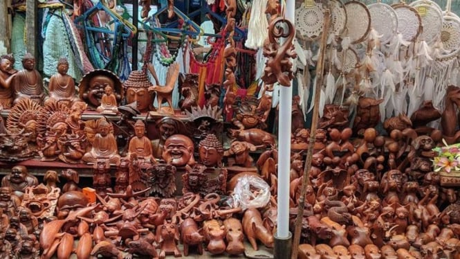 Berbagai kerajinan khas bali di Pasar Ubud