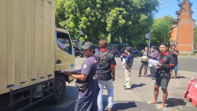 Gapiba melakukan aksi pembagian brosur di pintu masuk Bali