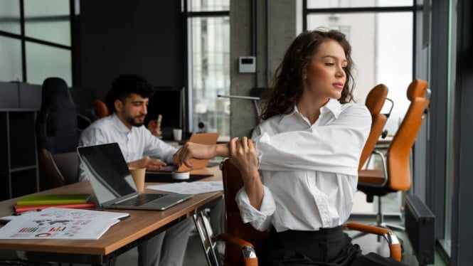 Stretching ringan bisa bikin kita tetap bugar di kantor