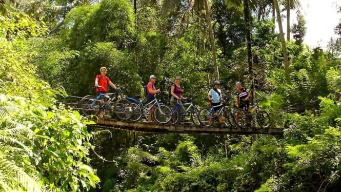 Sekelompok Turis Bersepeda Melintasi Jalur Menantang Di Ubud, Bali