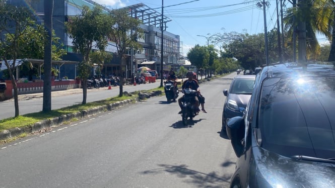 Kendaraan roda empat milik pengunjung RSCM yang diparkir sembarangan