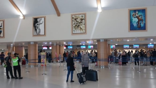 Suasana lalulintas penumpang di Bandara I Gusti Ngurah Rai.