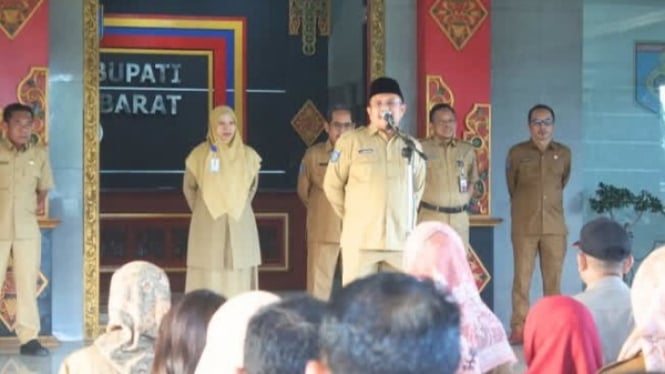 Bupati Lombok Barat, Lalu Ahmad Zaini, dalam apel pagi