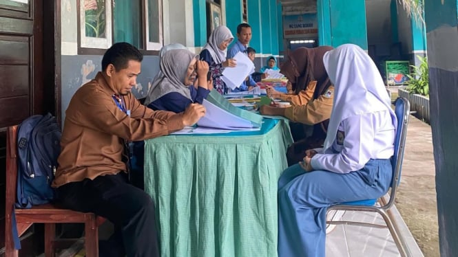 Kegiatan penerimaan siswa baru di SMAN 1 Dompu.