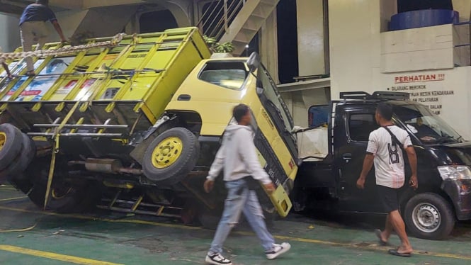 Truk terguling diatas KMP Bintang Balik Papan