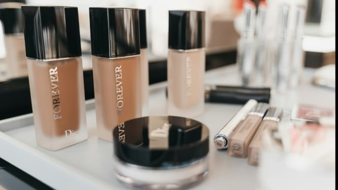 Koleksi botol foundation dengan berbagai macam shade