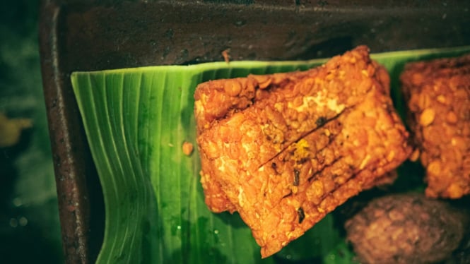 Gorengan tradisional di atas daun pisang