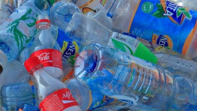 Manfaatkan sampah plastik dengan daur ulang